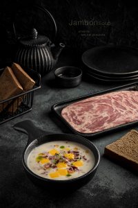 سوپ ژامبون که توسط شف الناز عزیزی طبخ و استایل شده و توسط ملیحه دهقان استیج و عکاسی شده به سفارش شرکت ماسیس