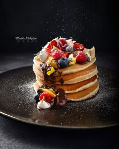 سوژه عکس پنکیک pancake است که توسط الناز عزیزی و فرشاد میربابایی طبخ و گارنیش شده و توسط ملیحه دهقان عکاسی شده به سفارش کافه رستوران کایسر