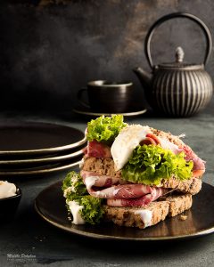 ساندویچ ژامبون که توسط شف الناز عزیزی طبخ و استایل شده و توسط ملیحه دهقان استیج و عکاسی شده به سفارش شرکت ماسیس