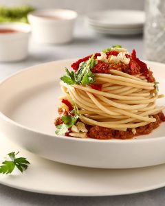 سوژه عکس اسپاگتی است که توسط شف الناز عزیزی طبخ و استایل شده و توسط ملیحه دهقان استیج و عکاسی شده به سفارش شرکت زرماکارون برای محصول اسپاگتی