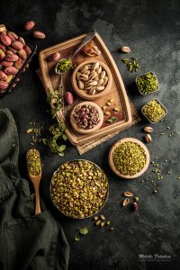 سوژه عکس پسته pistachio است که توسط ملیحه دهقان چیدمان و عکاسی شده به سفارش شرکت فروزان. در این عکس تمامی محصولات پسته فروزان دیده می شود